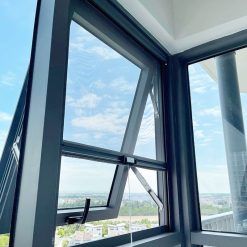 cửa chắn muỗi cuốn lên lắp gọn vào khung cửa sổ