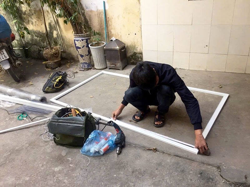 thực tế sản xuất tấm cố định khung trắng