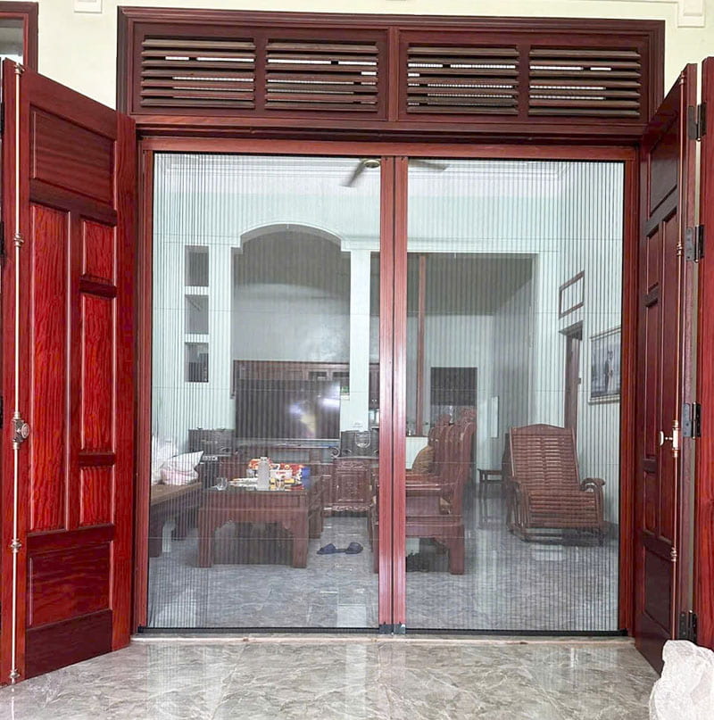 cửa chống muỗi xếp 2 cánh khung vân gỗ tại long biên