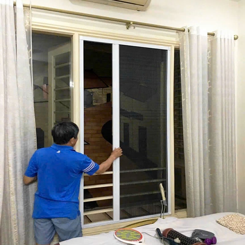 khách hàng kiểm tra cửa chống muỗi đã lắp tại Hà Đông