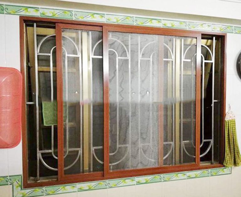 cửa chống muỗi lùa khung vân gỗ lắp cho chung cư