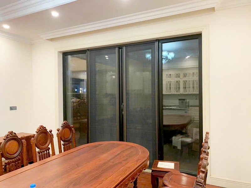 cửa chống muỗi xếp lắp vị trí cửa ra vào thực tế tại thanh trì 