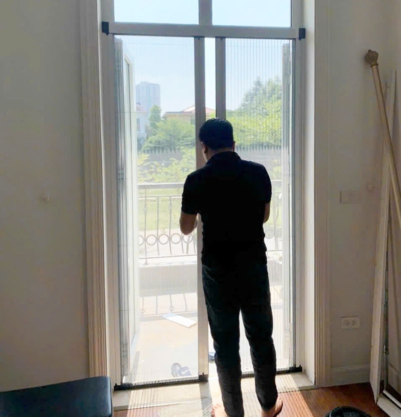 Kỹ thuật viên lắp cửa lưới chống muỗi tại nhà khách hàng Vĩnh Phúc