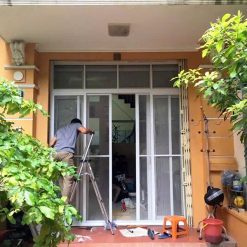 Cửa lưới chống muỗi lùa 4 cánh cửa đi lắp cho ô cửa rộng ra sân vườn, ngăn muỗi và côn trùng hiệu quả.