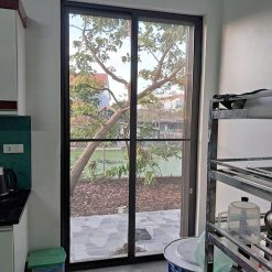 Cửa lưới lùa 4 cánh cửa đi lắp tại cửa ban công nhà phố, giữ gió và ánh sáng tự nhiên