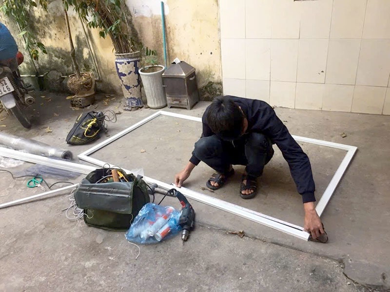 Hướng dẫn vá cửa lưới bị thủng 