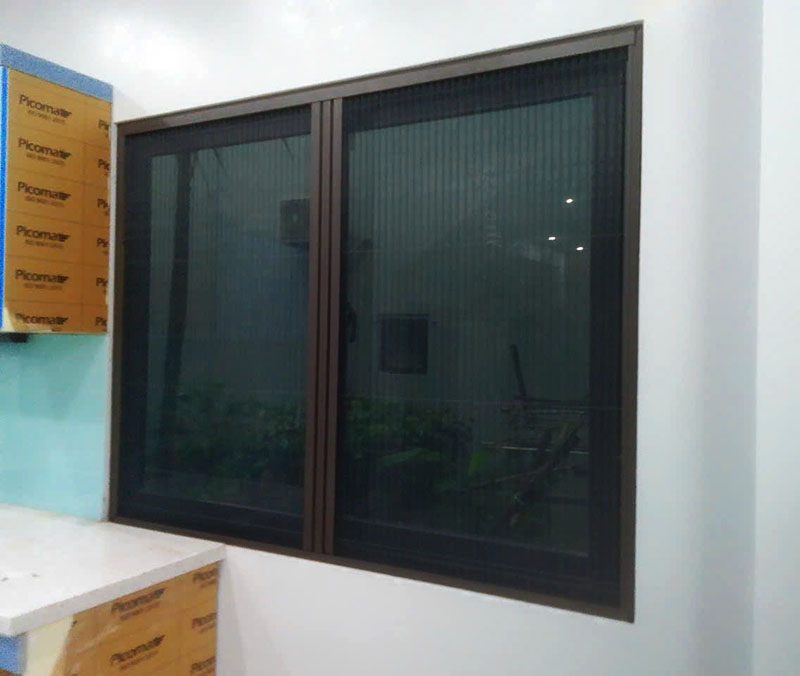 Gia đình sinh hoạt thoải mái trong căn nhà thoáng mát, an toàn nhờ cửa lưới chống muỗi