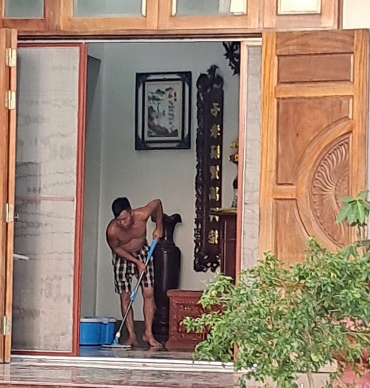 Khung nhôm sơn tĩnh điện kết hợp lưới chống muỗi mắt nhỏ trên cửa lùa 4 cánh cửa đi