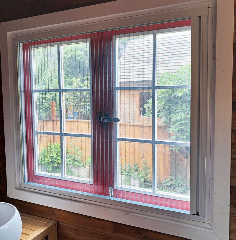 Nhân viên kỹ thuật đang lắp đặt cửa lưới chống muỗi đúng quy trình, đảm bảo khít và an toàn