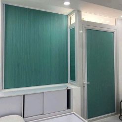 Rèm tổ ong lắp trên vách kính văn phòng giúp che bớt tầm nhìn và giảm chói khi làm việc