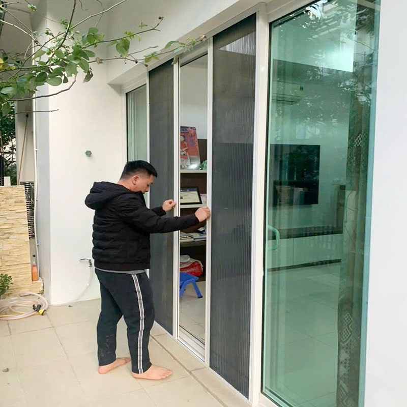 Thay lưới chống muỗi mới 