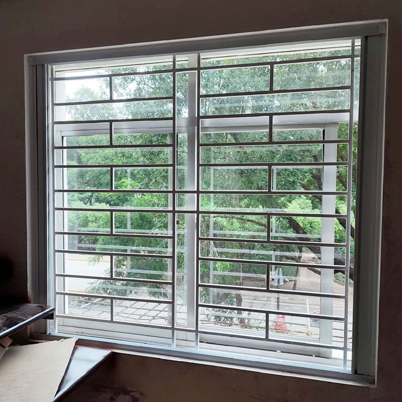 Thợ lắp cửa lưới chống muỗi Hòa Phát