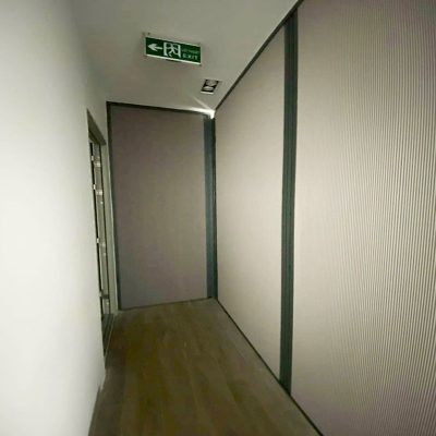 vách ngăn tổ ong giữa phòng khách và cầu thang