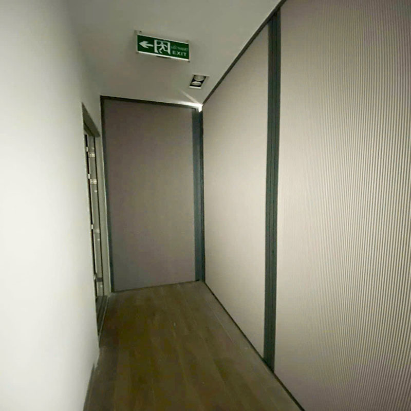 vách ngăn tổ ong giữa phòng khách và cầu thang