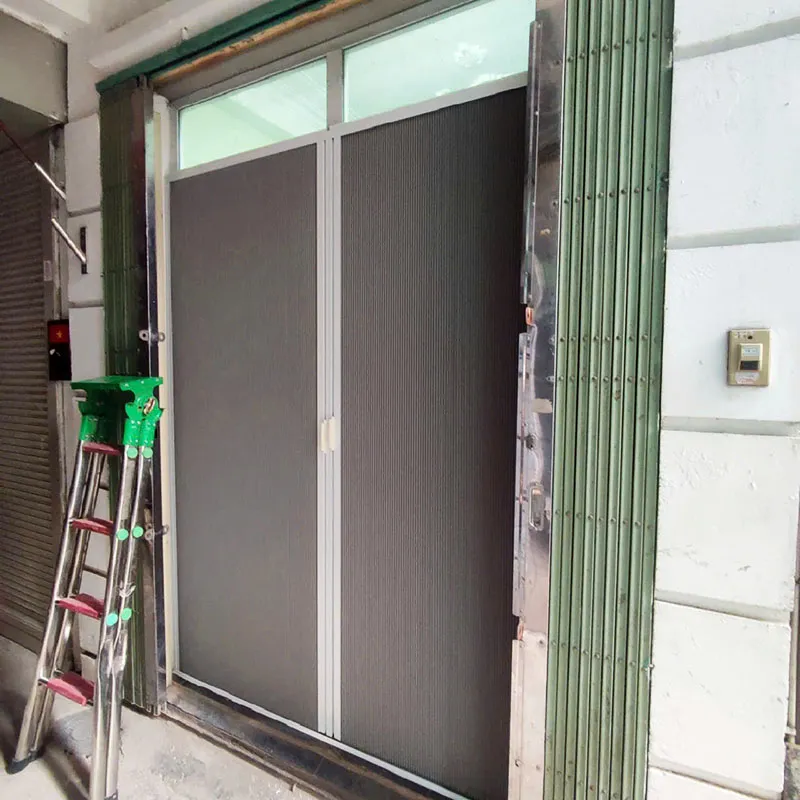 vách tổ ong lắp vị trí cửa chính tại Long Biên 