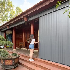 cửa xếp lá nhôm ghi lắp cho nhà thờ